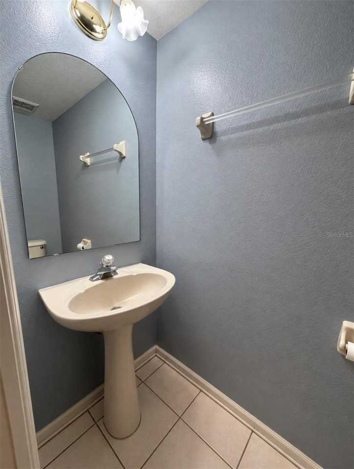 1050 Vineland Pl - Photo 5 of 14