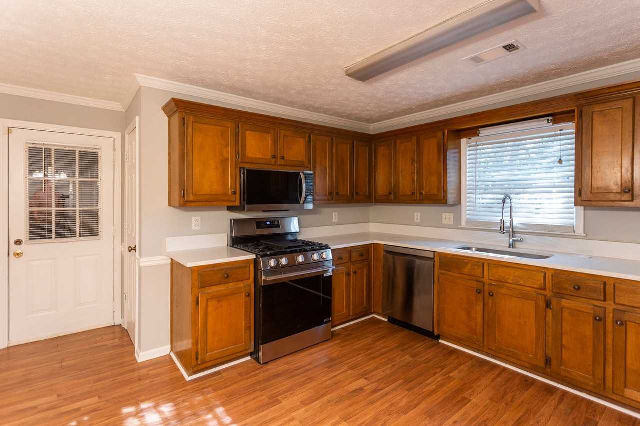 1135 Burning Bush Dr - Photo 7 of 29
