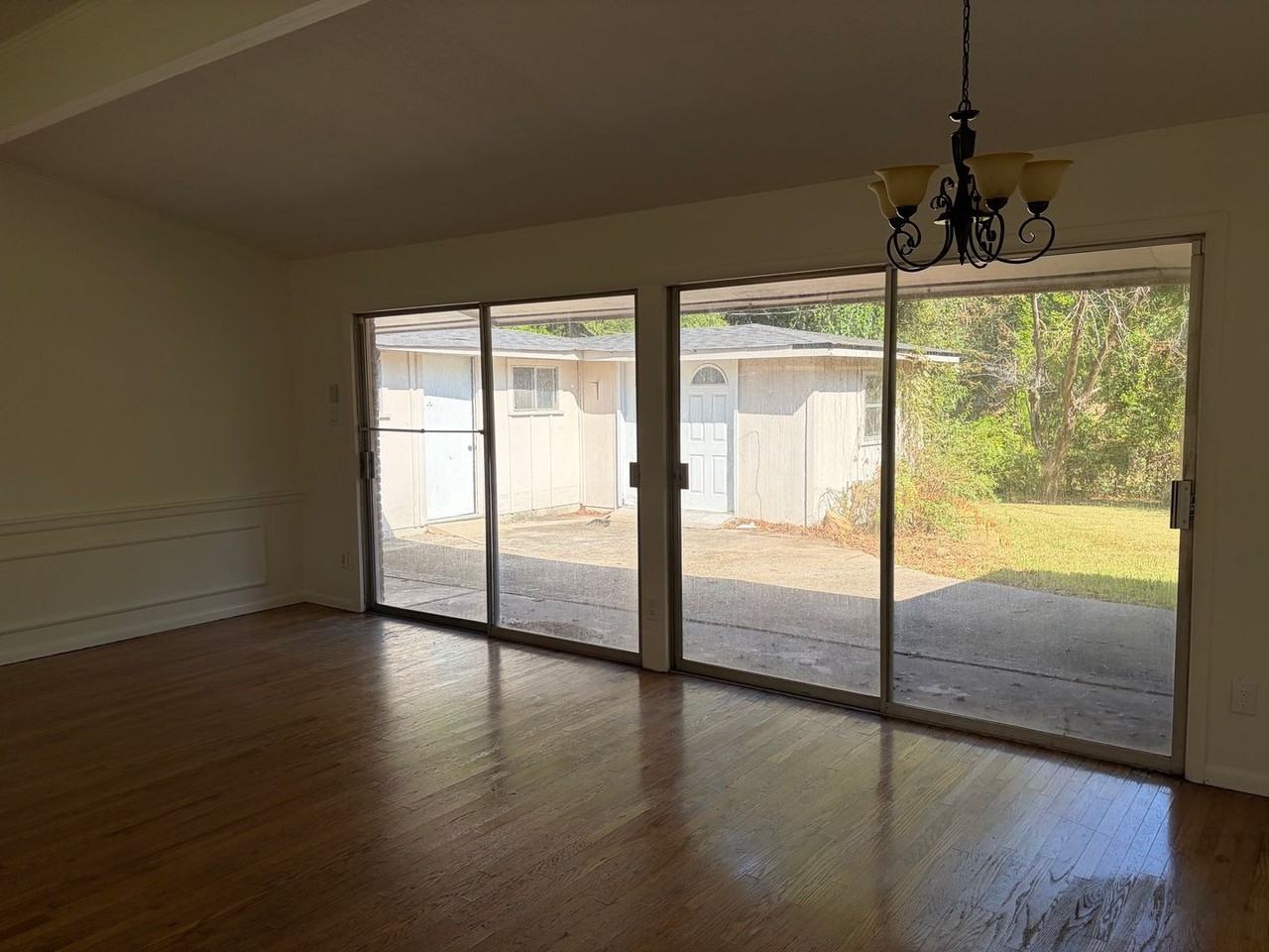 356 Fontaine St - Photo 5 of 11
