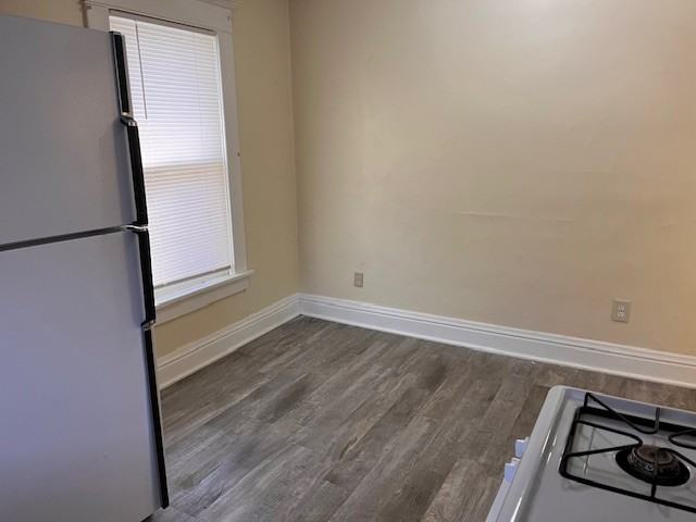 303 1/2 Locust St #1-2 - Photo 3 of 8