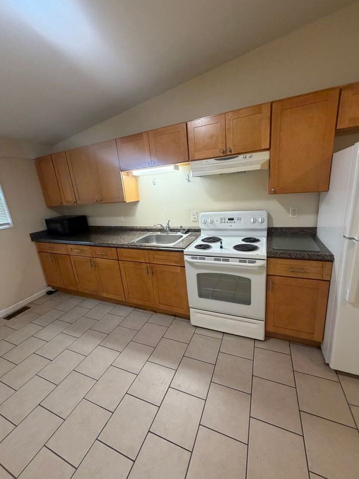 380 3rd St - Photo 3 of 9