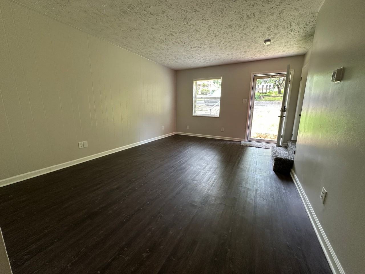 1405 Forest Ave - Photo 2 of 16