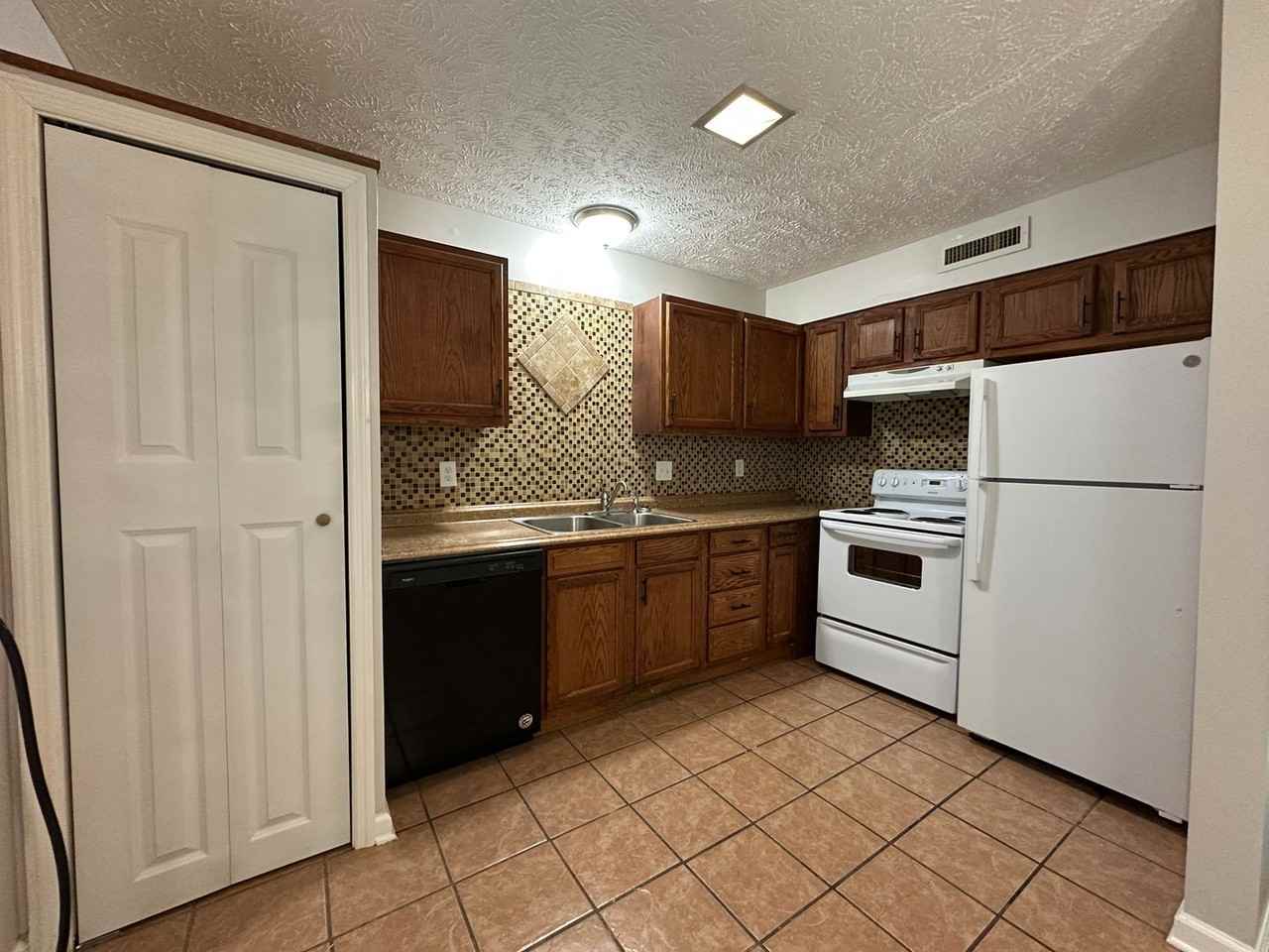 1405 Forest Ave - Photo 3 of 16