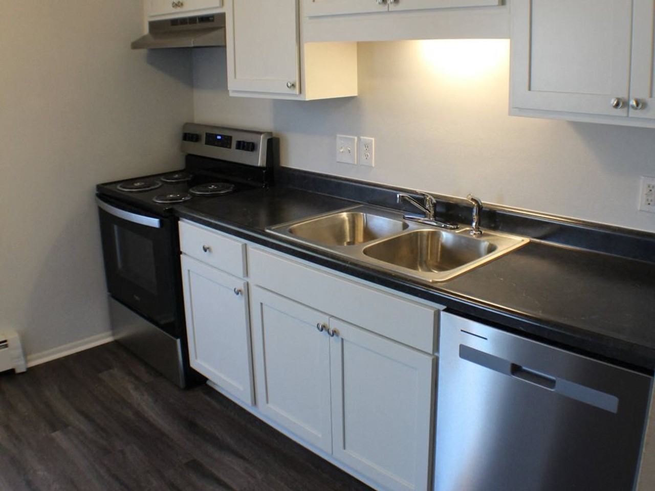 Oak Park Manor Apartments (Oak Park Manor LLC) - Photo 5 of 12