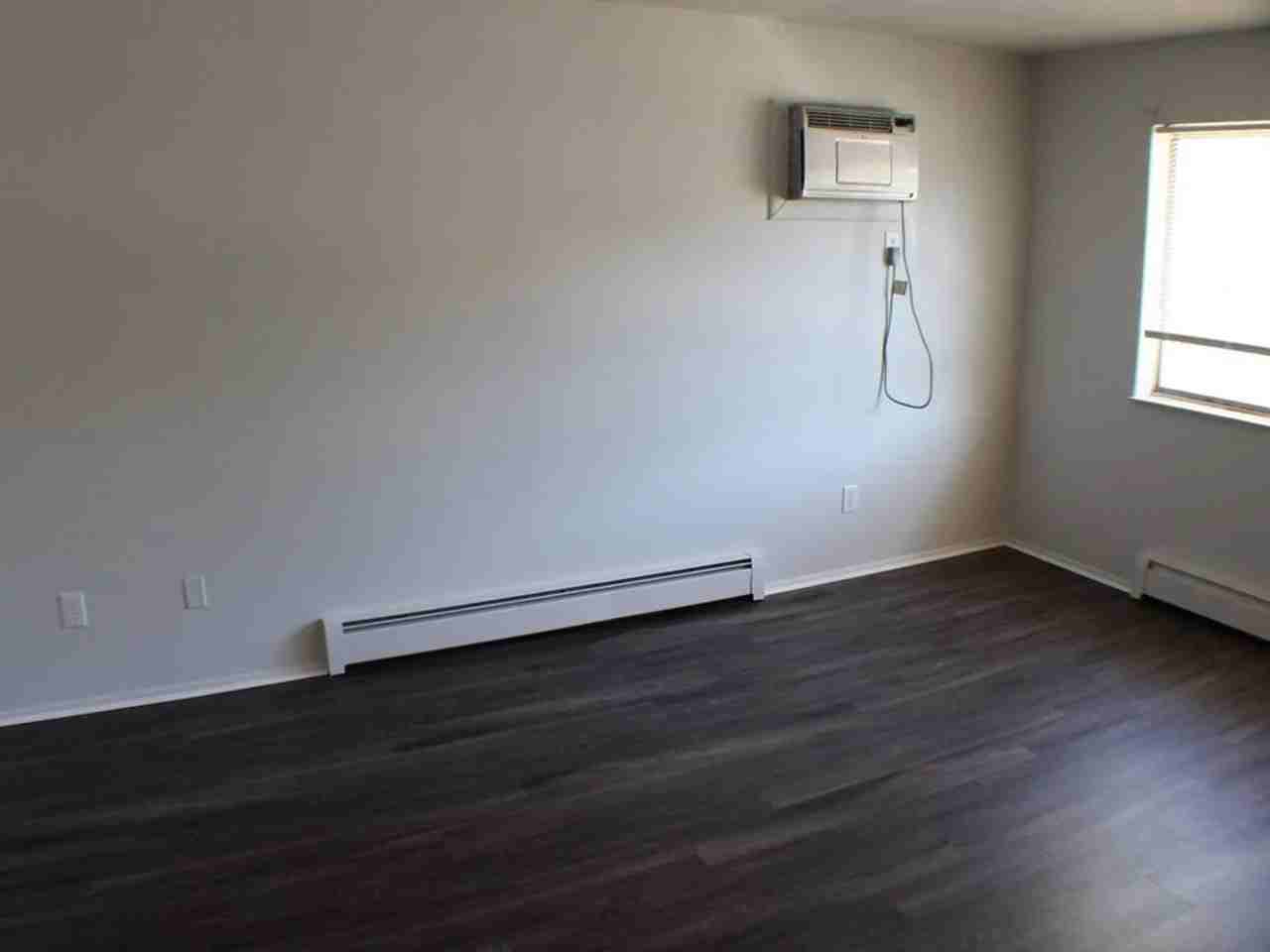 Oak Park Manor Apartments (Oak Park Manor LLC) - Photo 7 of 12