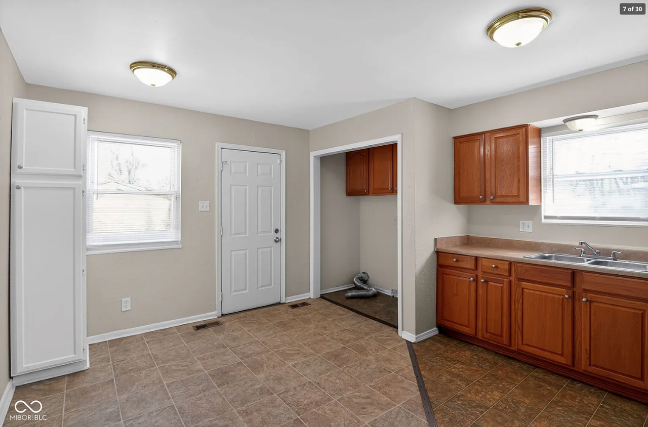 2835 Baltimore Ave - Photo 5 of 10
