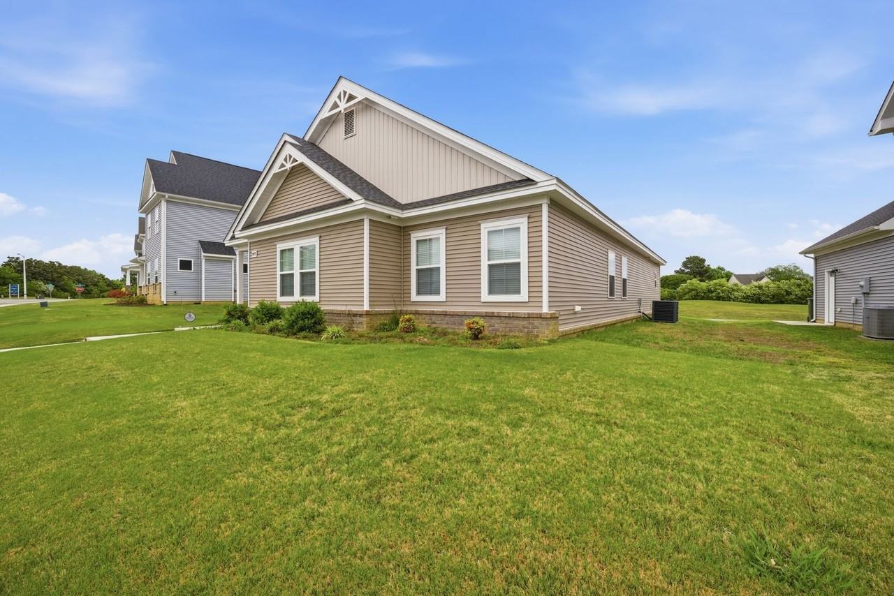 977 Hillpoint Rd - Photo 4 of 45