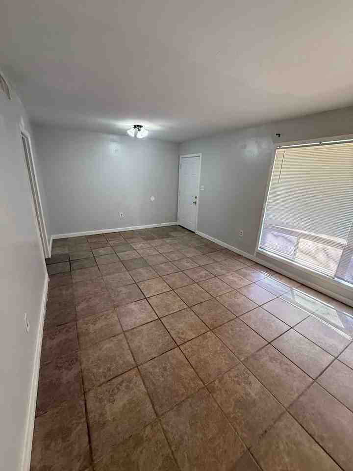 2748 Woodside Dr - Photo 2 of 10