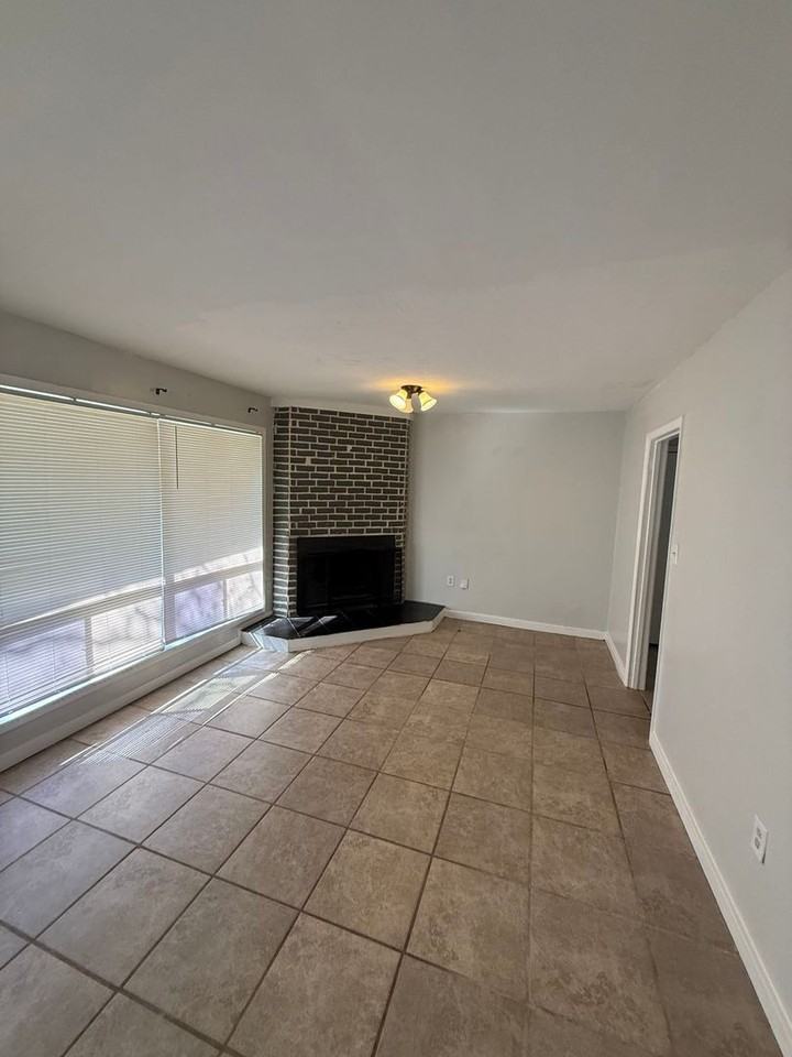 2748 Woodside Dr - Photo 3 of 10