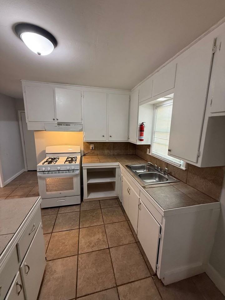 2748 Woodside Dr - Photo 4 of 10