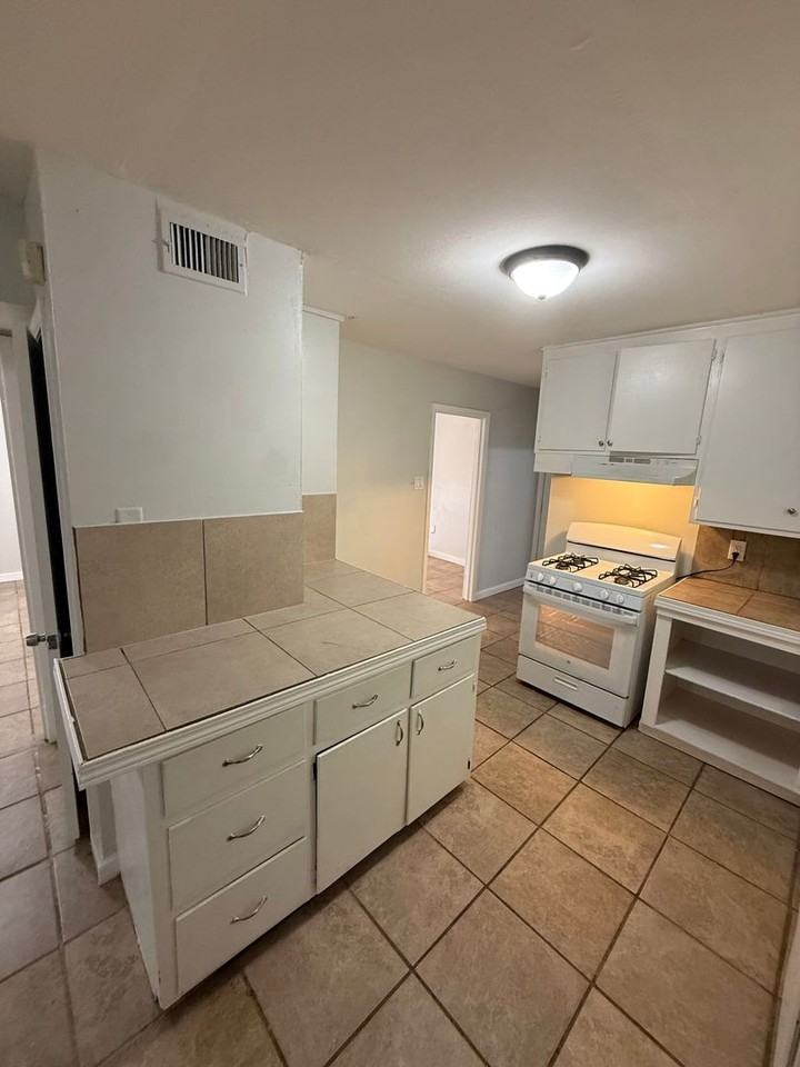 2748 Woodside Dr - Photo 5 of 10