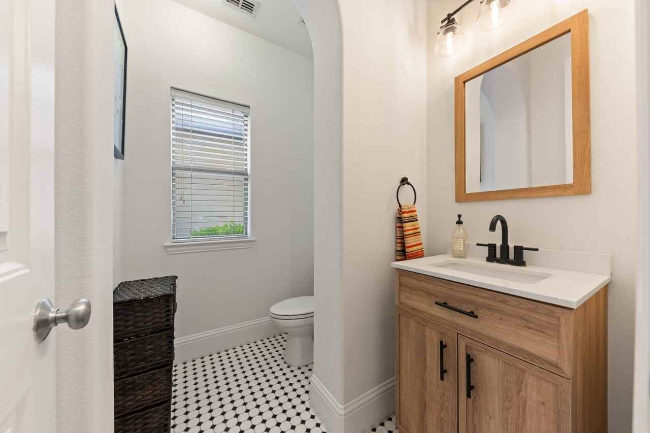 7011 Nueces Dr - Photo 6 of 34