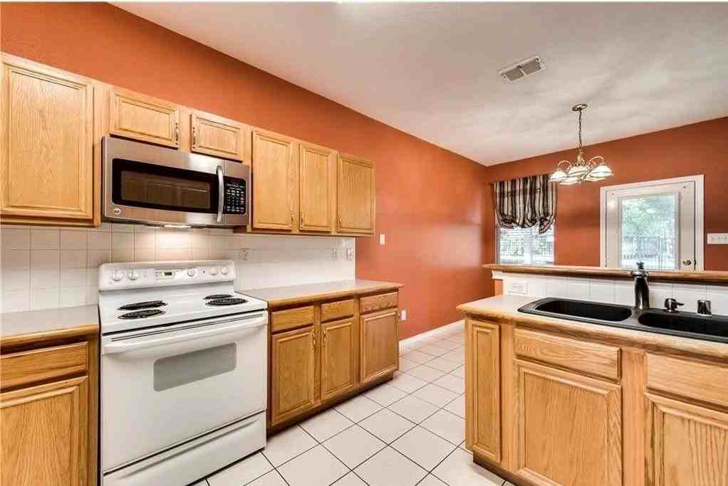 313 Londonderry Ln - Photo 7 of 26