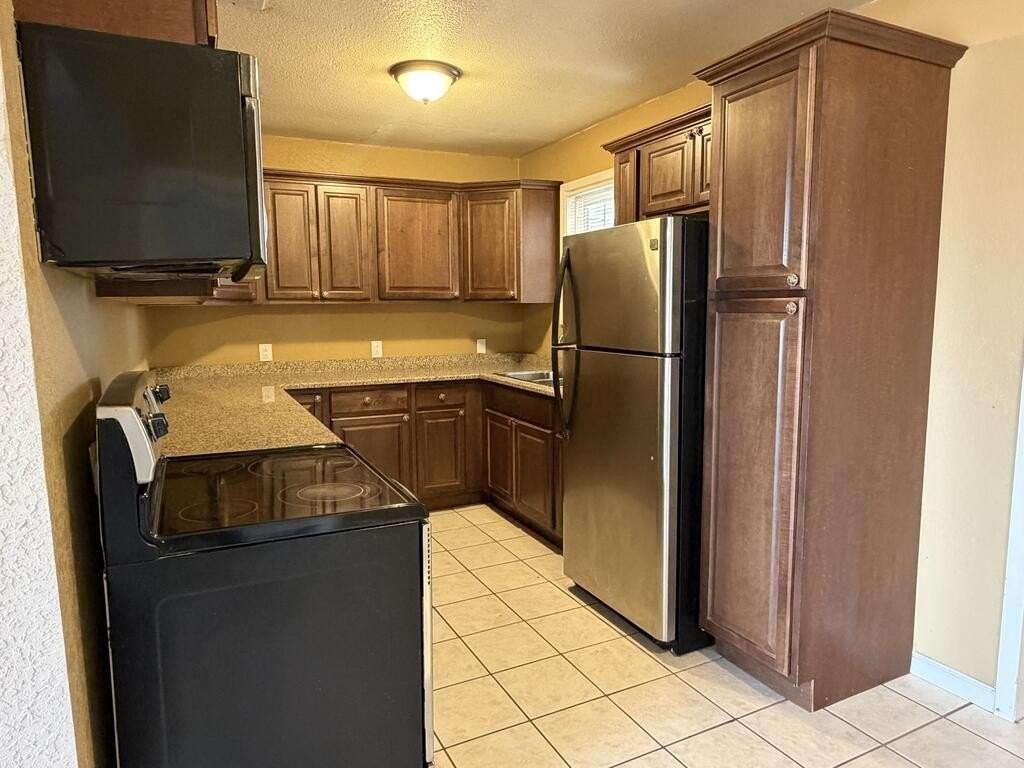 515 Overton Ave - Photo 5 of 17