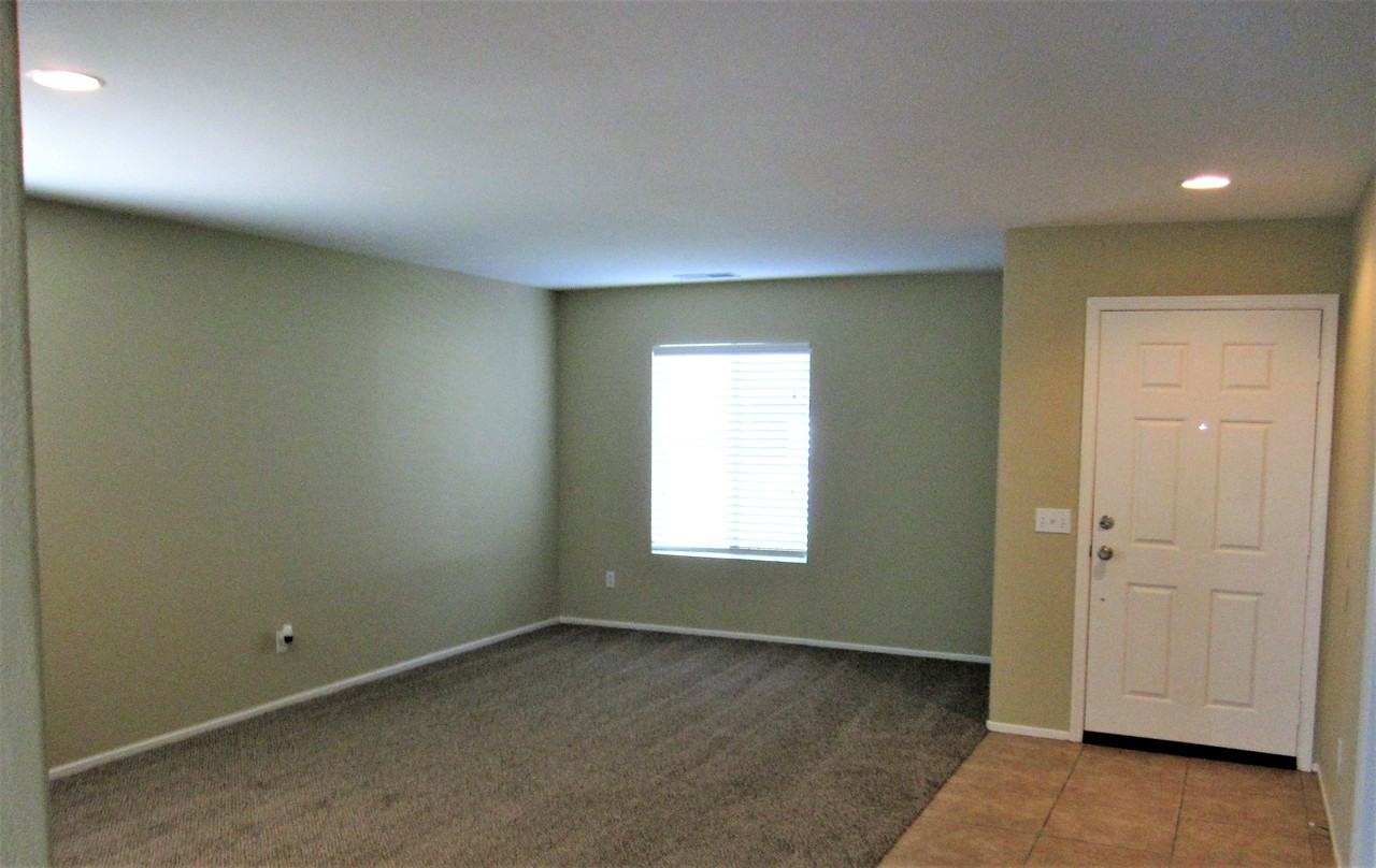 25623 Mountain Springs St - Photo 2 of 6