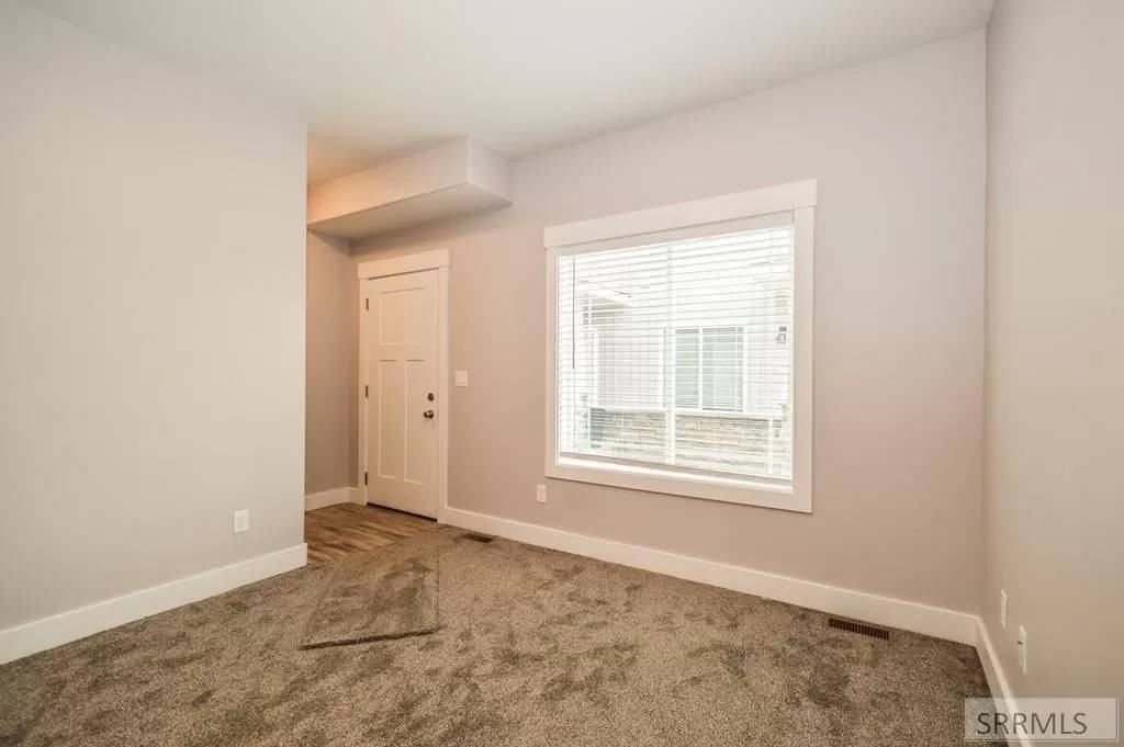 714 S Saturn Ave #B - Photo 3 of 23
