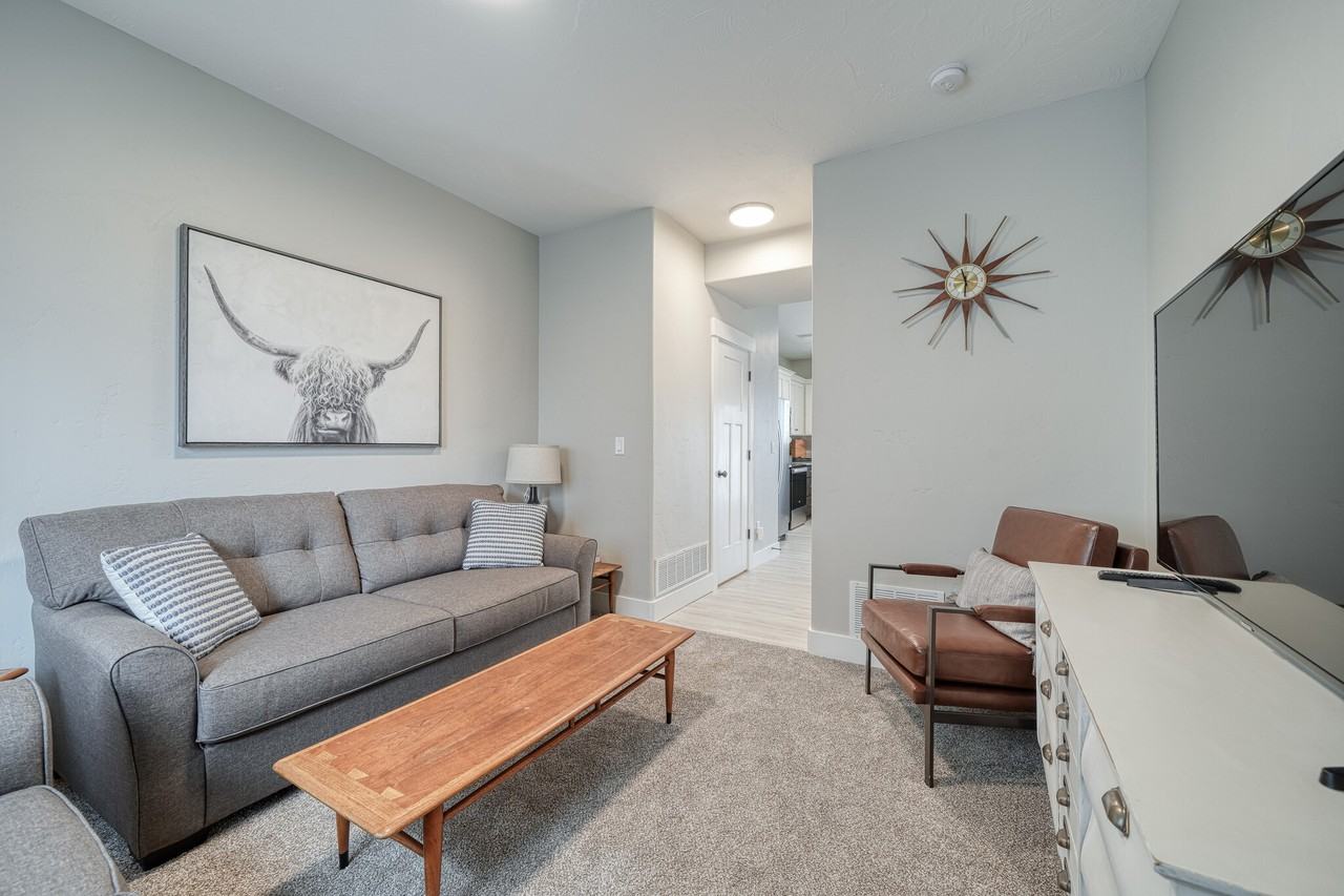 714 S Saturn Ave #B - Photo 4 of 23