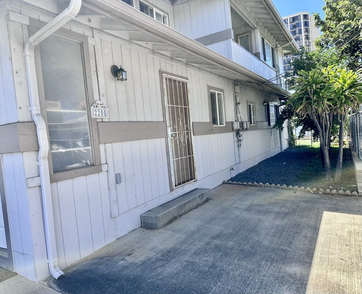 2205 Fern St - Photo 2 of 10