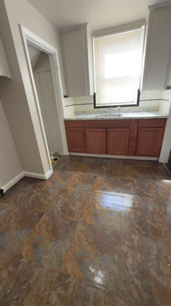 8276 Sussex St - Photo 4 of 12