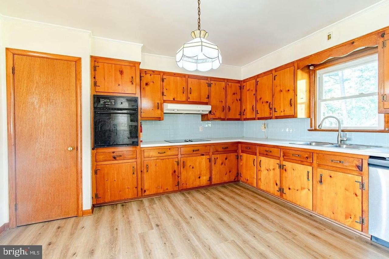 7612 Sherwood Rd - Photo 6 of 25