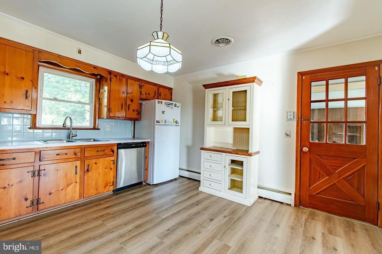 7612 Sherwood Rd - Photo 7 of 25