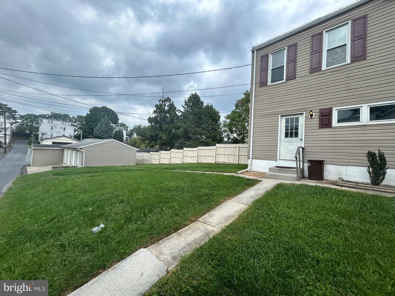 2626 Penbrook Ave - Photo 4 of 23