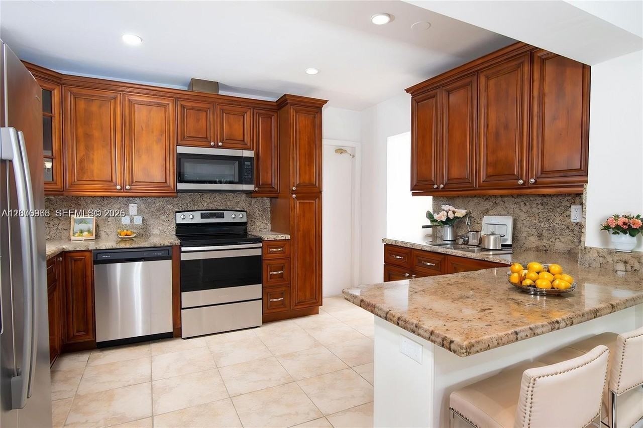 9315 Sw 57th Ter - Photo 4 of 10