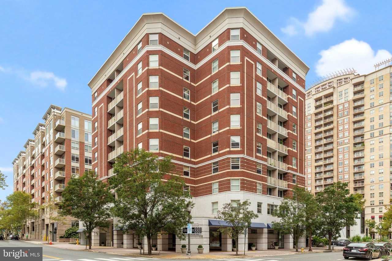 880 N Pollard St #406