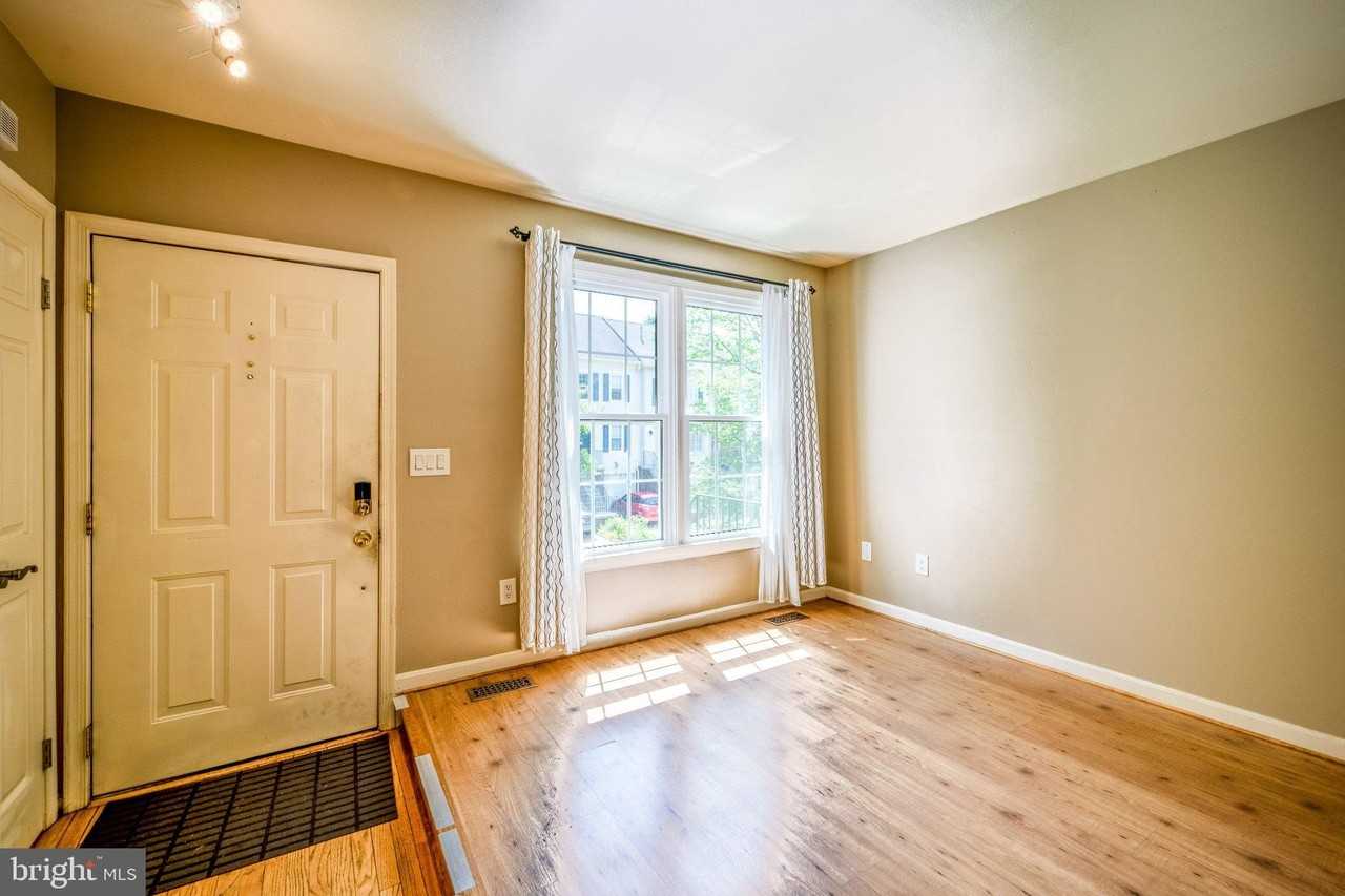 7804 Colonial Springs Blvd - Photo 3 of 35