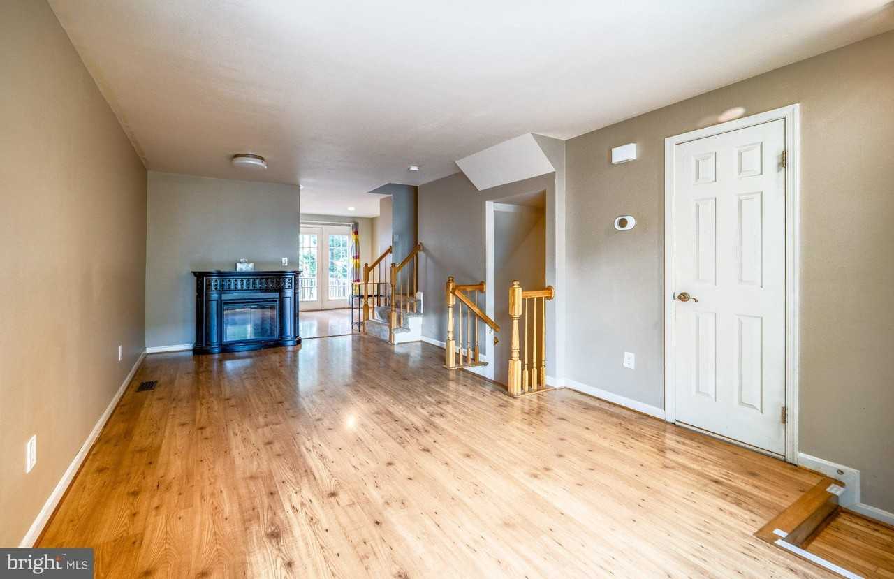 7804 Colonial Springs Blvd - Photo 4 of 35
