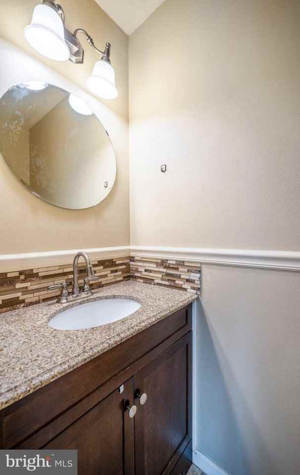 7804 Colonial Springs Blvd - Photo 6 of 35
