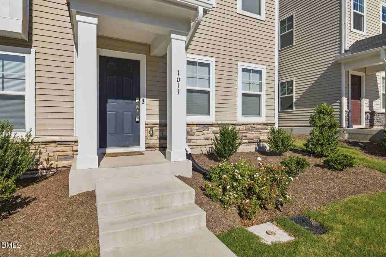 1011 Hemlock Cone Way - Photo 3 of 38