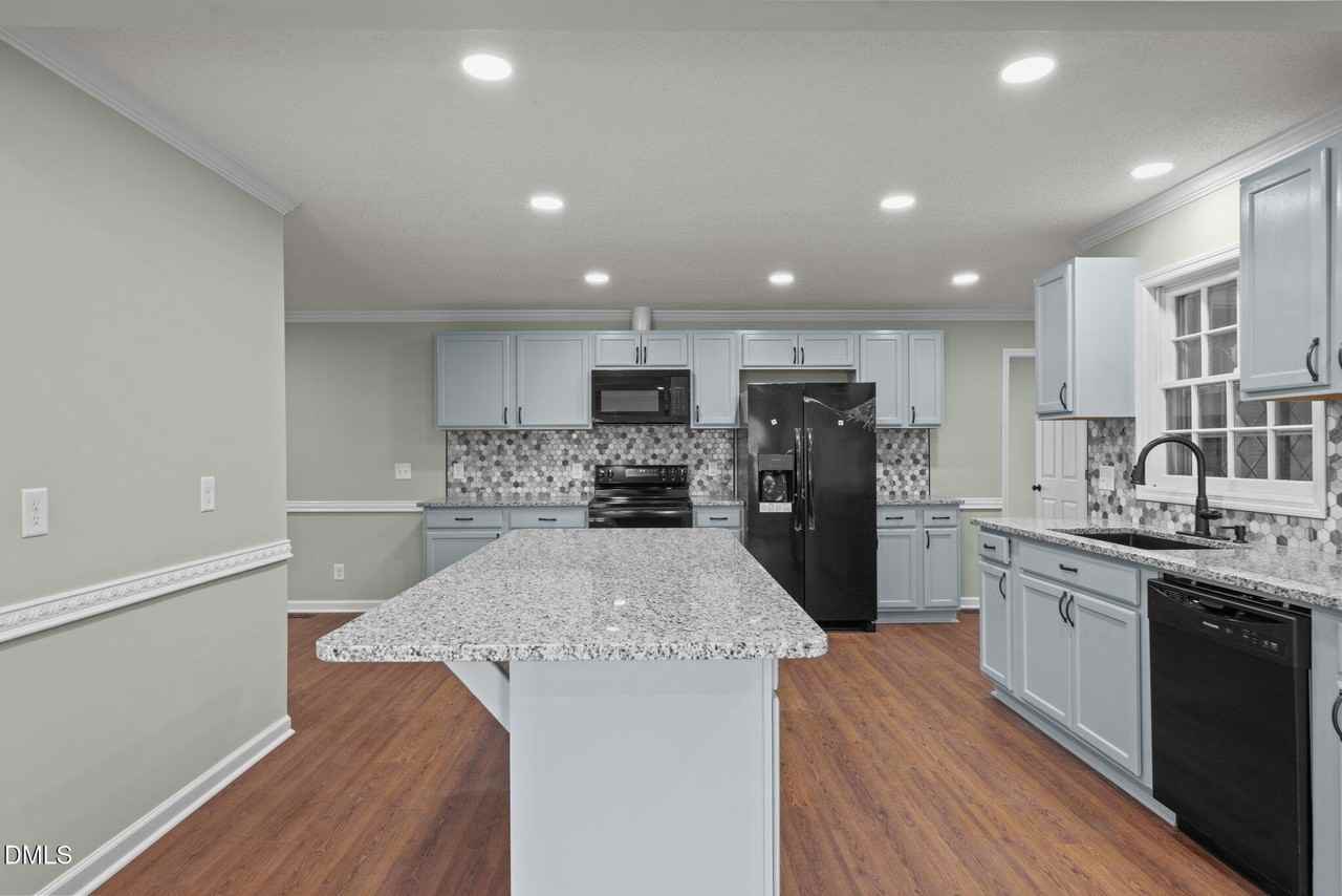 1505 Fairview St - Photo 7 of 40