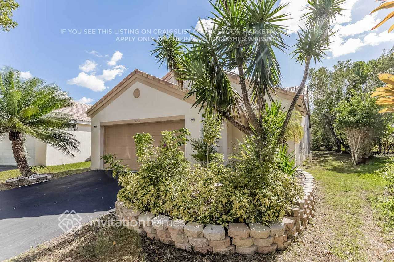 4266 Greenbriar Ln - Photo 2 of 21