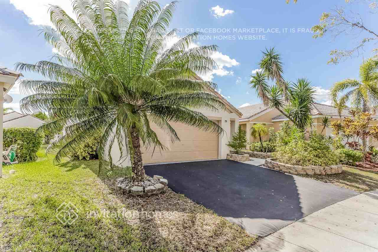 4266 Greenbriar Ln - Photo 3 of 21