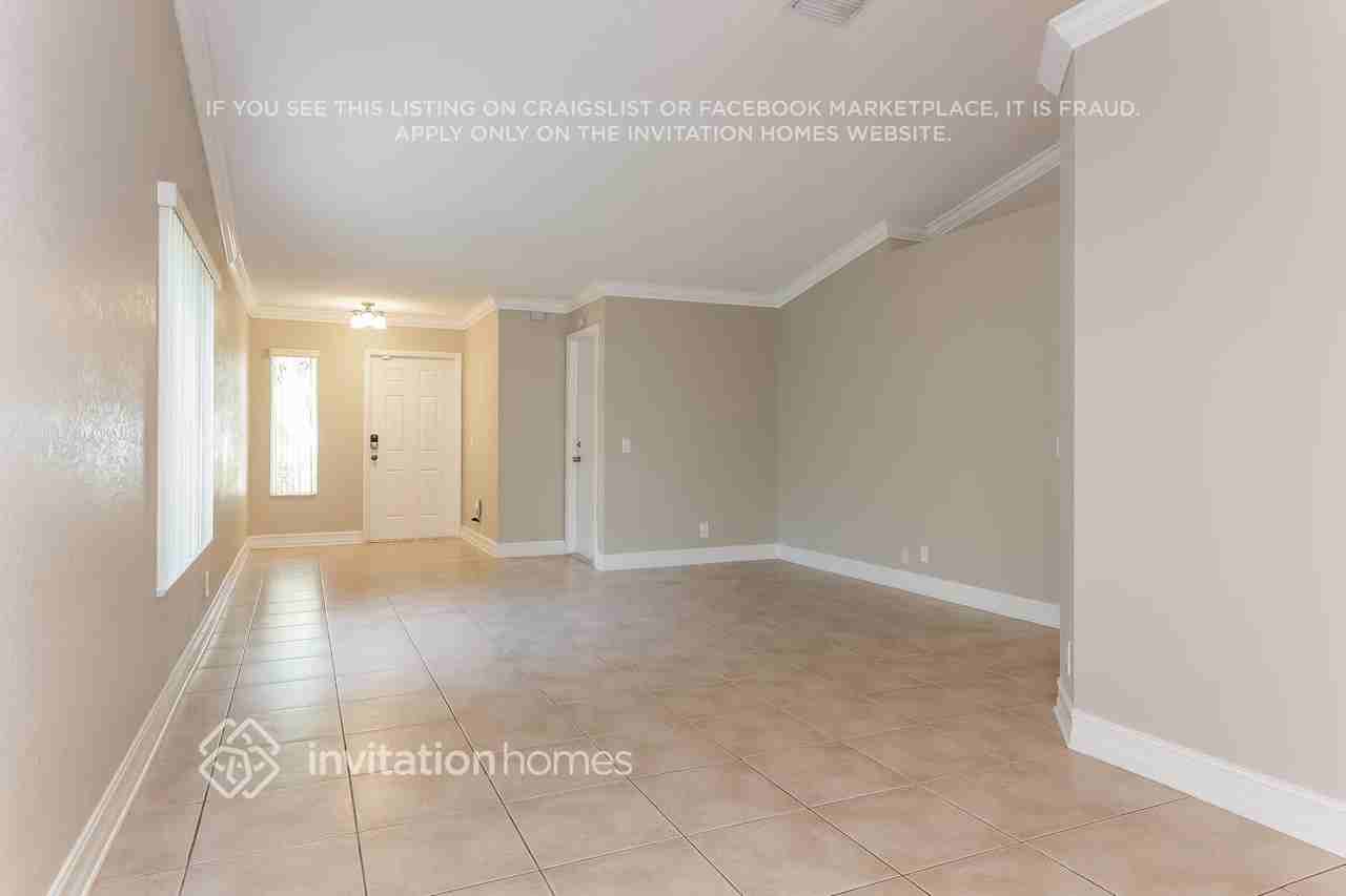 4266 Greenbriar Ln - Photo 4 of 21