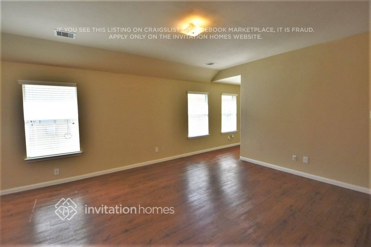 18810 N Lyford Dr - Photo 3 of 9