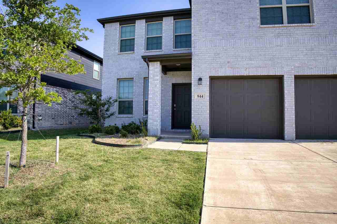 944 Ravenwood Lane - Photo 2 of 55