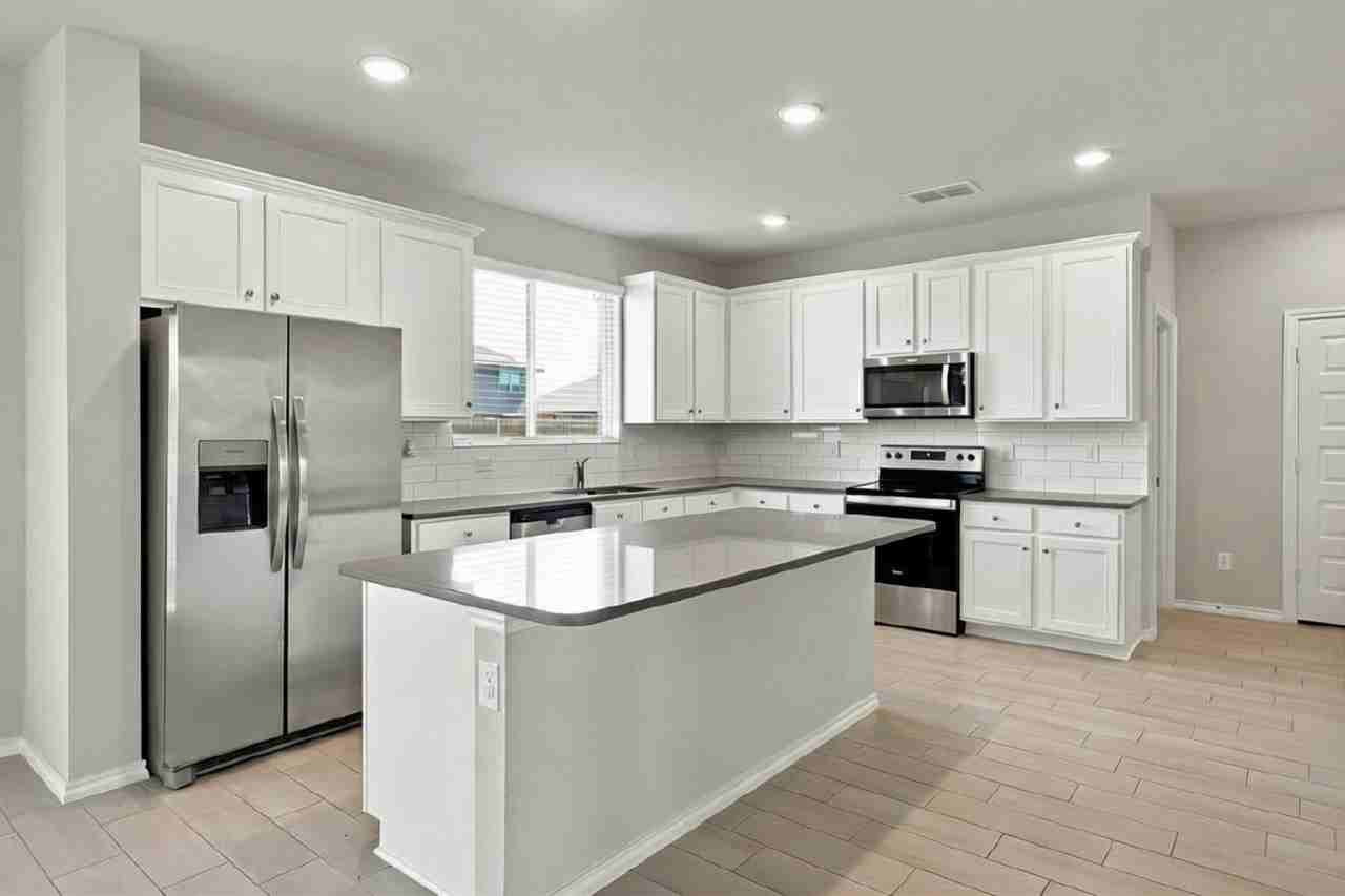 944 Ravenwood Lane - Photo 4 of 55