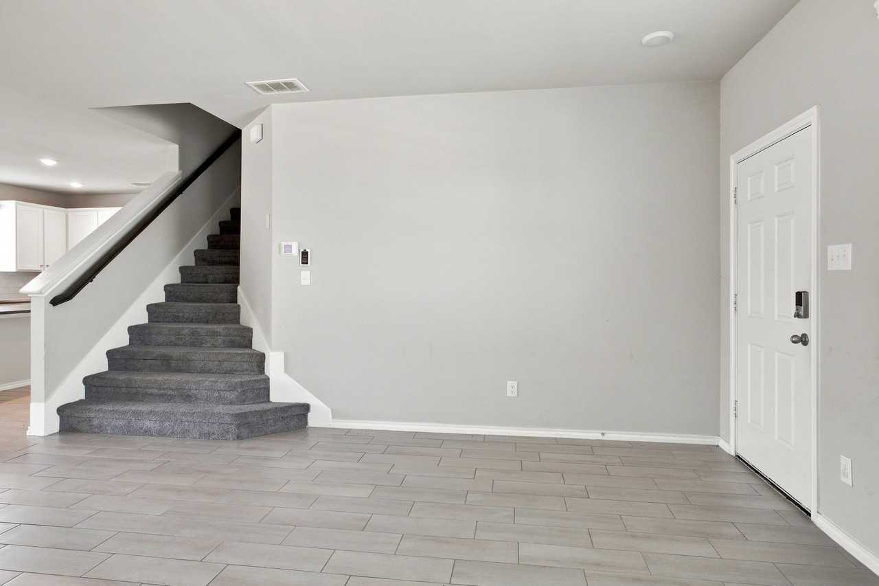944 Ravenwood Lane - Photo 7 of 55
