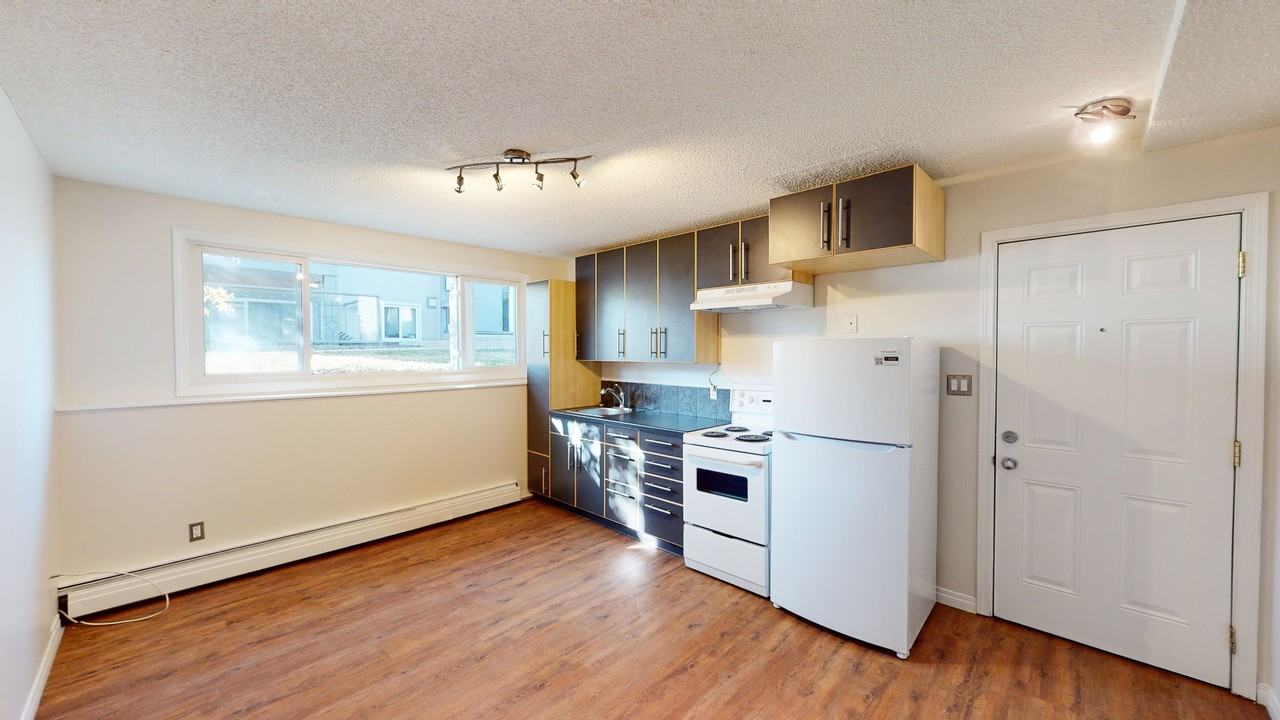 607 67 Ave Sw - Photo 2 of 13