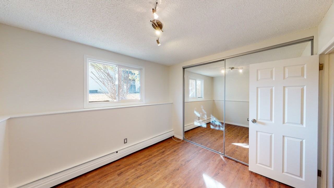 607 67 Ave Sw - Photo 4 of 13