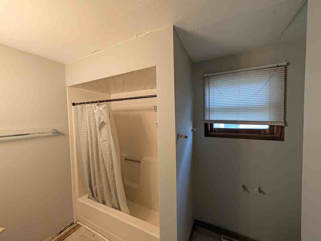 513 W Lawrence St - Photo 4 of 11
