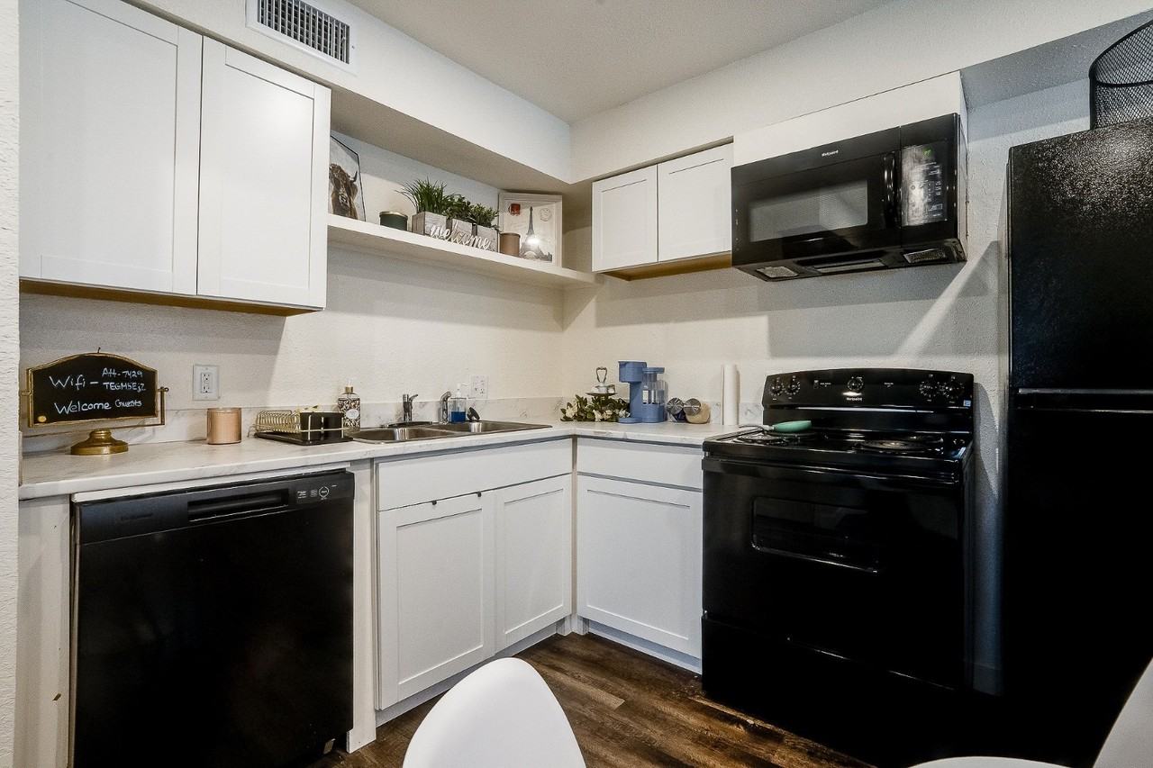 1152 S Quaker Ave - Photo 6 of 33