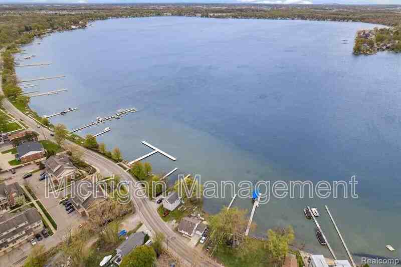 488 Village Dr - Photo 3 of 21