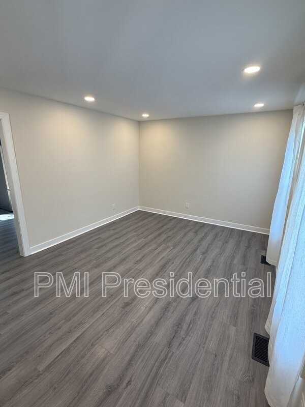 13702 Danbury Dr - Photo 5 of 17