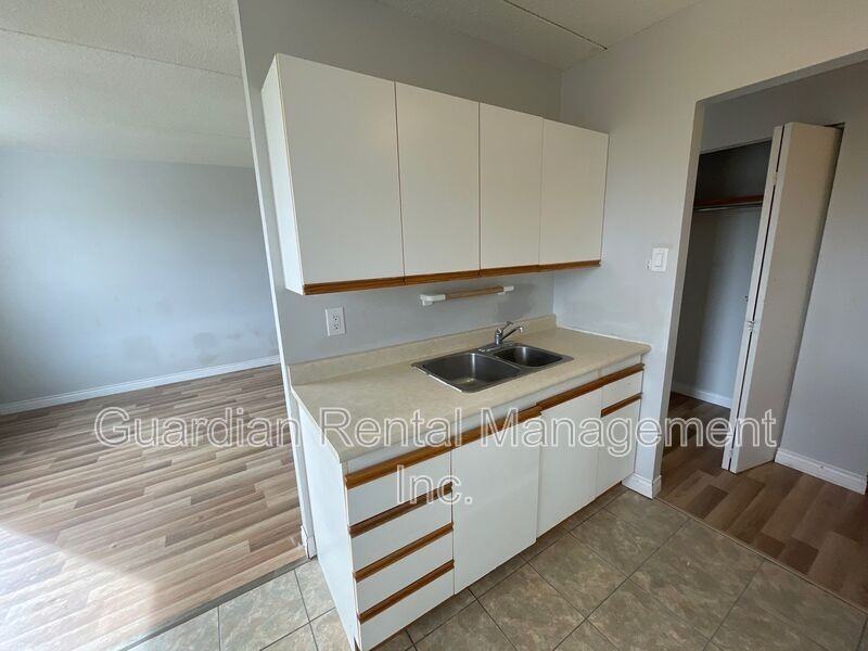 525 Ford St N #6 - Photo 4 of 8