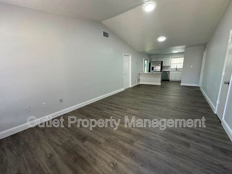 7526 University Garden Dr - Photo 2 of 14
