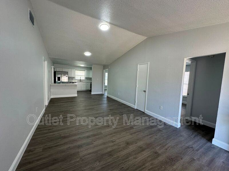 7526 University Garden Dr - Photo 3 of 14