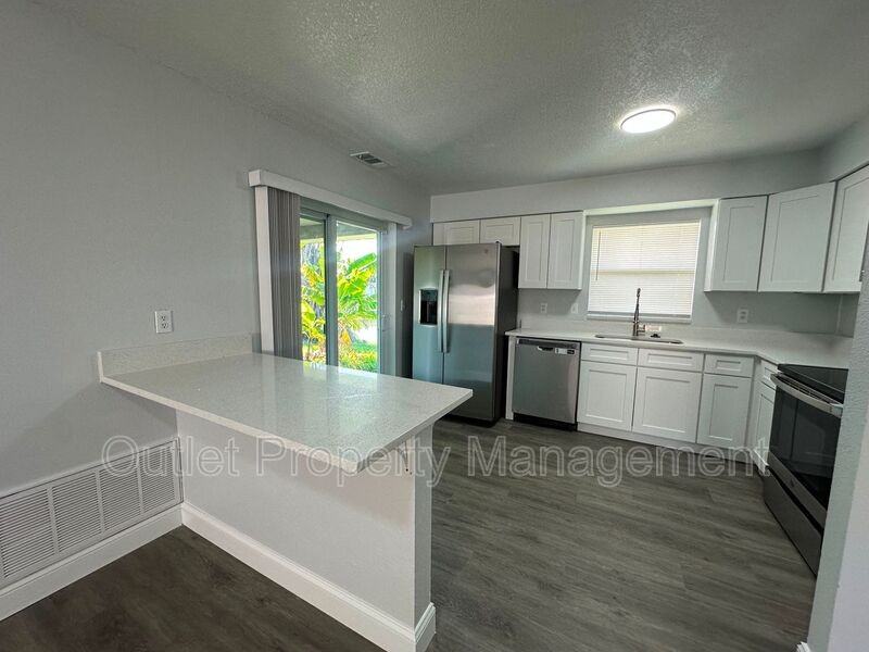 7526 University Garden Dr - Photo 4 of 14